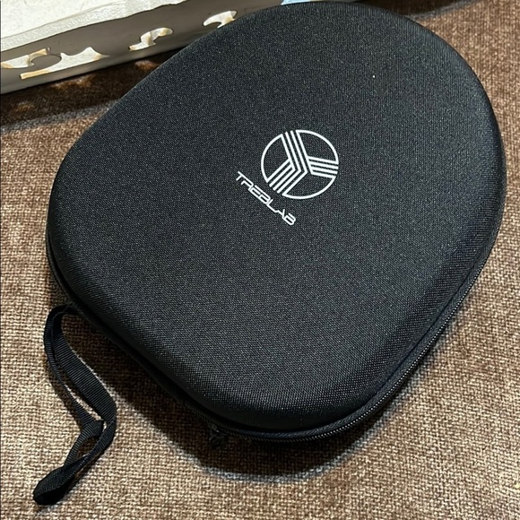 Sleek Black Over-Ear Headphones with Glossy Finish - Picture 3 of 8